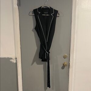 Who What Wear Sleeveless belted crepe long black vest w/white piping size Large